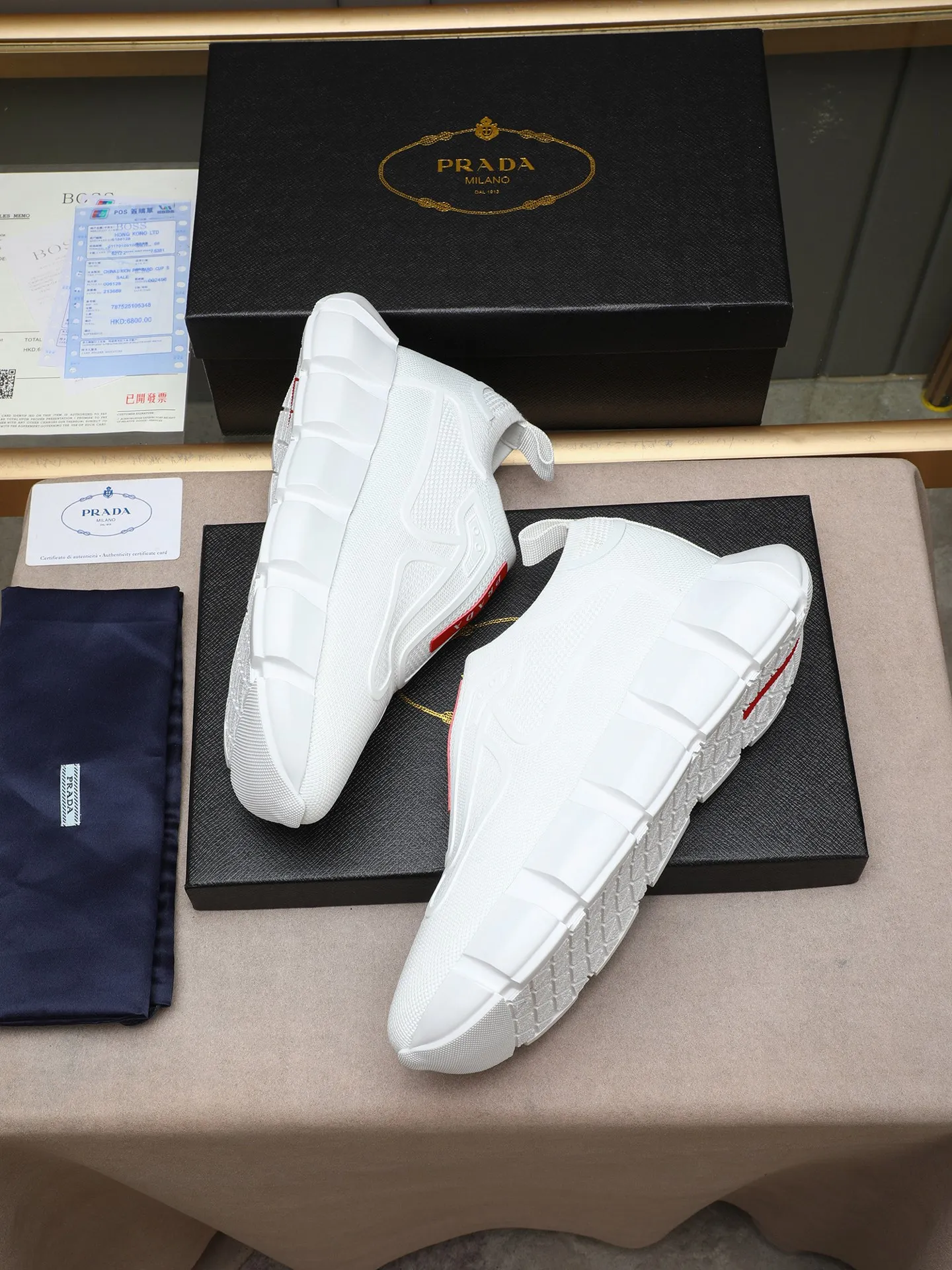Men's shoes 💰460 PRADA/Prada men's lace-up casual sports shoes, the upper is made of high-elastic fly woven➕joined with breathable mesh. It is soft, comfortable and breathable. The tongue is decorated with the PRADA brand letter logo. The thick rubber sole echoes the red label tongue. The style is fashionable and generous. The details are carefully crafted. A casual sports shoe with a super western style and excellent breathability!  Size: 38-44 (45 46 customized)